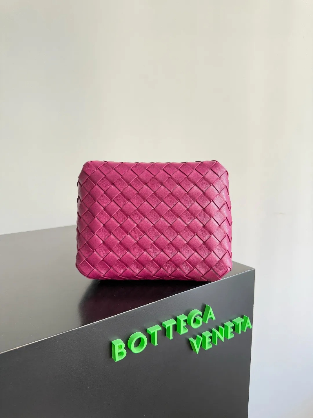 Batch 1760 BV home is new! Andiamo combines the Bottega Veneta archive parachute handbag to inherit retro elements and integrate modern trends. The same style as Shu Qi's in Beijing Night. It is a continuation of the classic bag. It has three functions: hand carry, shoulder and cross-body. It is embellished with metal brass knot buckles. It is small and has an amazing capacity. It can easily hold sunglasses in a box / small bottle of water / powder powder / charger and other daily necessities when going out. The upper body is versatile. Style number: 796569 Size: 21*17*16.5cm